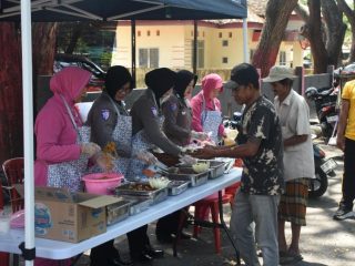 Polres Bulukumba Kembali Berbagi Makanan Gratis