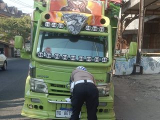 Bongkar Muat di Bahu Jalan, Mobil Truk Ditilang Polisi