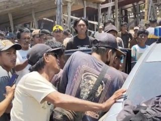 Mobil Dinas Polisi Evakuasi Korban Tenggelam ke Puskesmas