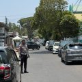 Polisi Ingatkan Kendaraan Parkir Berlapis Depan SMKN 1 Bulukumba