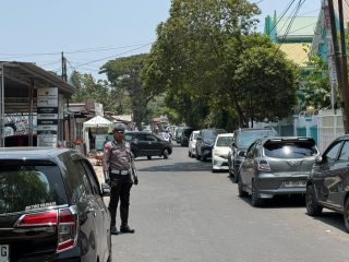Polisi Ingatkan Kendaraan Parkir Berlapis Depan SMKN 1 Bulukumba