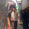 Bhabinkamtibmas Kasimpureng Bersama Relawan Bantu Warga Kurang Mampu